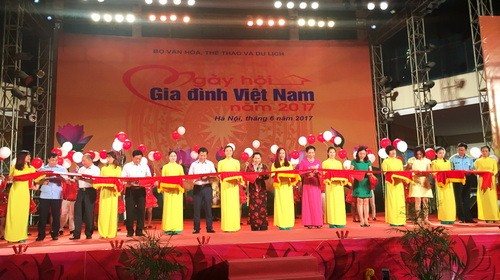 Lễ cắt băng khai mạc Ngày hội Gia đình Việt Nam 2017
